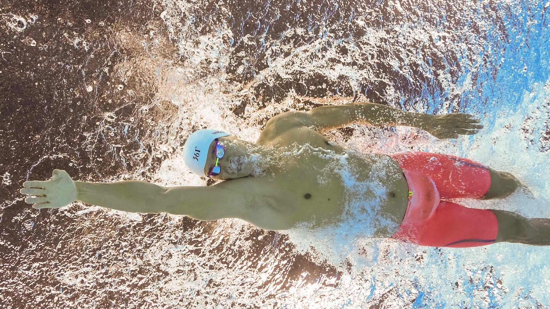 冰川融水越野溯溪赛 路线中段需涉水通过冰冷溪流